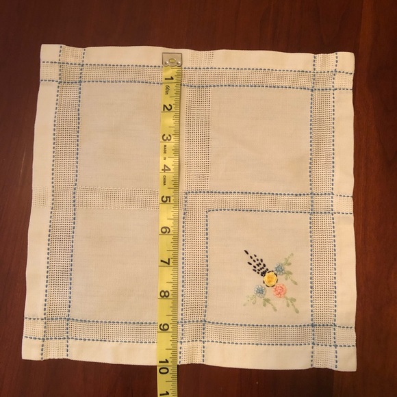 Vintage table topper & (4) matching hand-stitched floral linen napkins - Picture 7 of 12